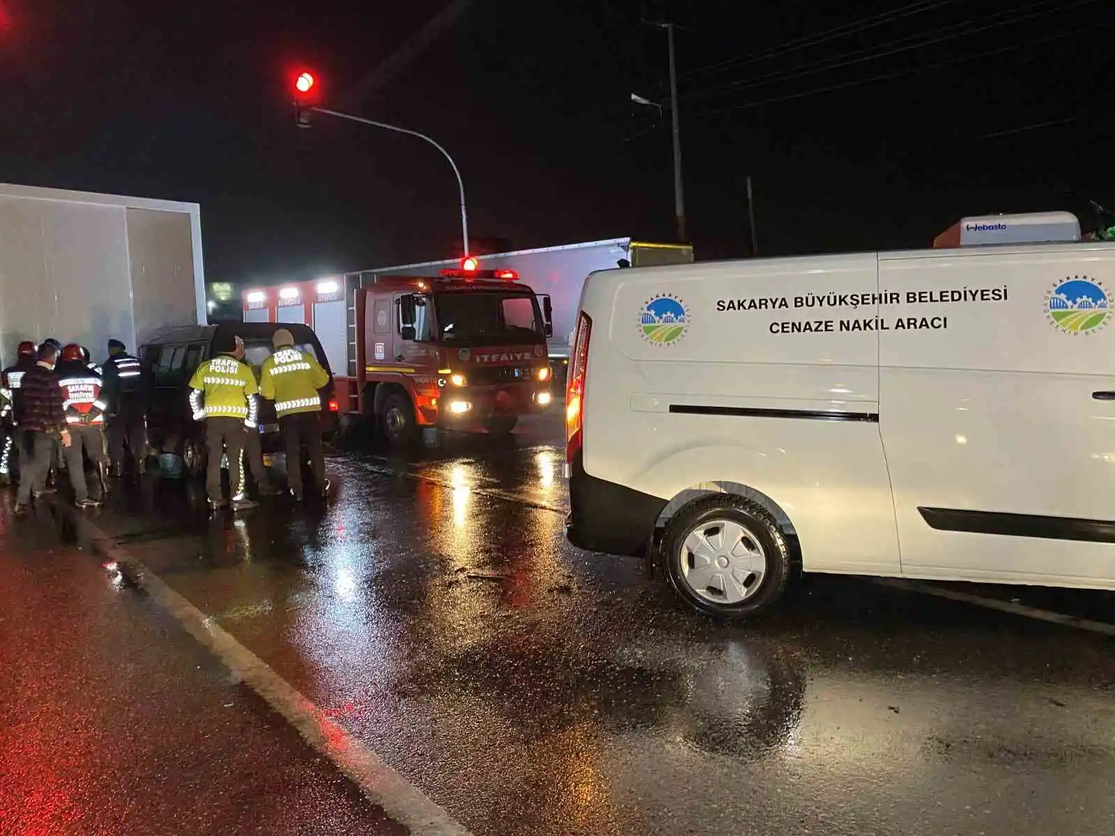 Minibüs, deprem bölgesine konteyner götüren tıra ok gibi saplandı: 1 ölü, 2 yaralı
