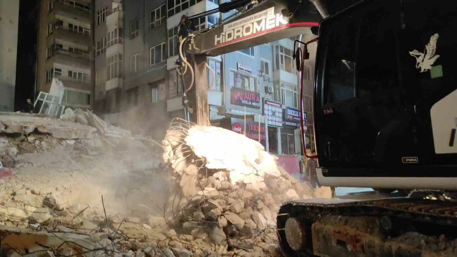 Şanlıurfa’da çöken binada enkaz kaldırma çalışmaları sürüyor
