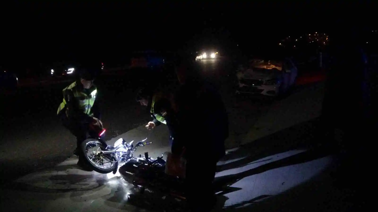 Uşak'ta otomobil motosikletle çarpıştı: 2 ölü
