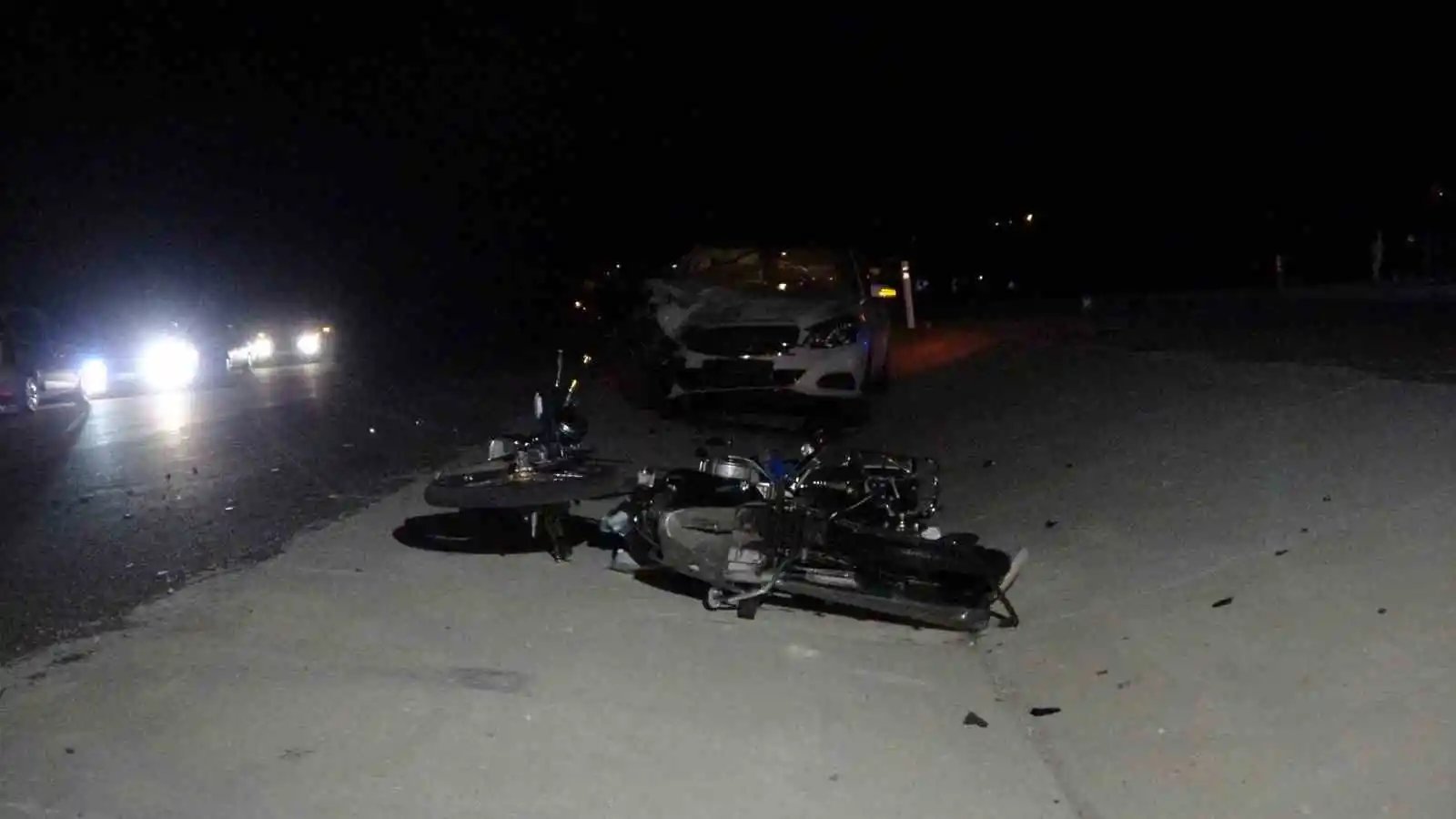 Uşak’ta otomobil motosikletle çarpıştı: 2 ölü
